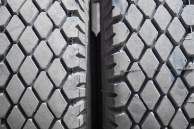 Makro fotoğraf lastiği tekerleri gri tozlu arka planda