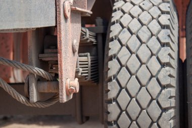 Makro fotoğraf lastiği tekerleri gri tozlu arka planda