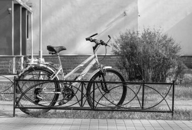 Bahçeye park etmiş eski bir bisiklet.