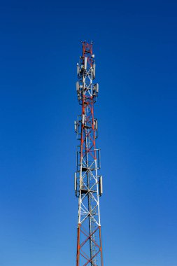 Gökyüzüne karşı 5G mobil iletişim kulesi