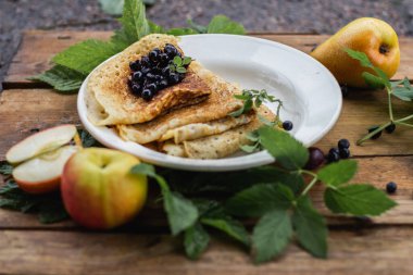 Glütensiz krep ve masada yaban mersini.