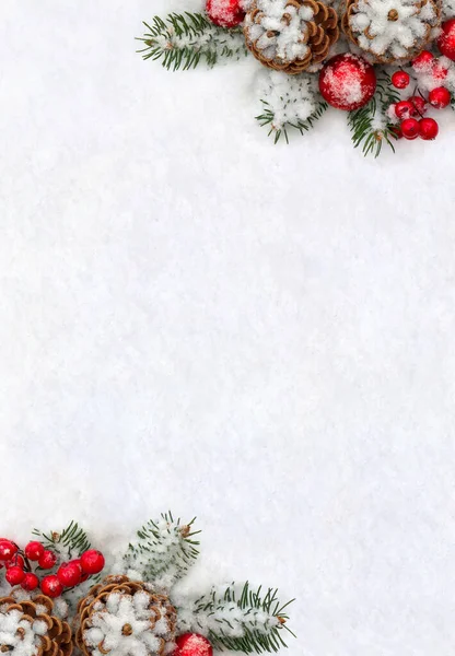 Noel süsü. Kozalakların çerçevesi çam ağacı, dallar Noel ağacı, kırmızı toplar, kardaki kırmızı böğürtlenler yazı için boşluk. Üst manzara, düz uzanma