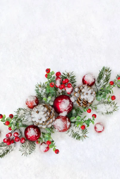 クリスマスの装飾 コーン松 小枝クリスマスツリー 赤いボール テキストのためのスペースと雪の上の赤い果実 トップビュー フラットレイアウト — ストック写真