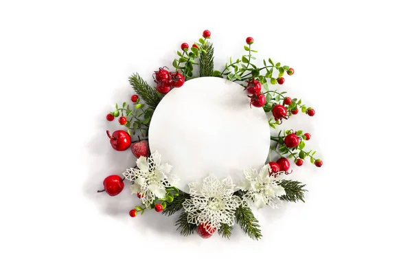 Kerstversiering Twigs Kerstboom Rode Bessen Rode Appels Witte Opengewerkte Bloemen — Stockfoto