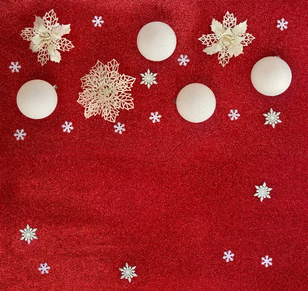 Weihnachtsdekoration Weiße Kugeln Weiße Durchbrochene Blumen Schneeflocken Auf Rotem Glitzerhintergrund — Stockfoto