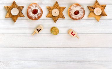 Tahta şamdanlar yıldız, çörek, altın çikolata sikkeleri ve ahşap kaplamaların arka planında. Üst manzara, düz uzanma