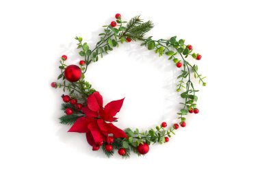 Noel süsü. Kırmızı noktalı çiçek çerçevesi, dallı noel ağacı, noel balosu, beyaz arka planda kırmızı böğürtlen, yazı için boşluk. Üst manzara, düz uzanma