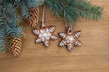 Noel ağacı, zencefilli kurabiye ve kozalaklı ağaç ahşap arka planda, yazı için yeri olan ladin ağacı. Üst manzara, düz uzanma