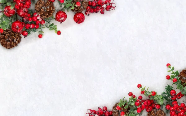 Noel süsü. Çam kozalakları, dal dallar, Noel ağacı, kırmızı böğürtlenler ve karlı kırmızı elmalar. Üst manzara, düz uzanma.