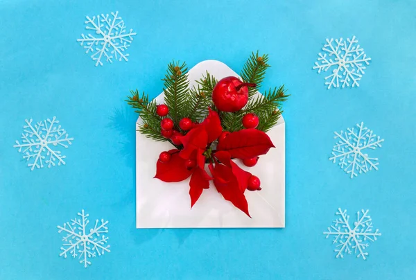 Kerstversiering Bloem Van Rode Poinsettia Kerstboom Appel Rode Bessen Envelop — Stockfoto