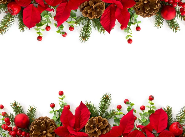 Noel süsü. Kırmızı noktalı çiçek çerçevesi, dallı noel ağacı, top, beyaz arka planda kırmızı böğürtlen, mesaj için boşluk. Üst manzara, düz uzanma
