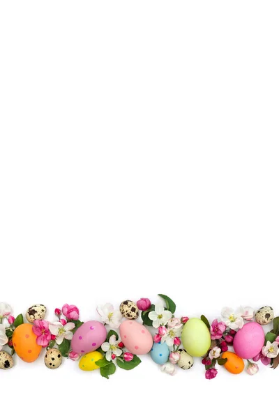 Paskalya Süsü Pembe Çiçekler Elma Ağacı Renkli Paskalya Yumurtaları Beyaz — Stok fotoğraf