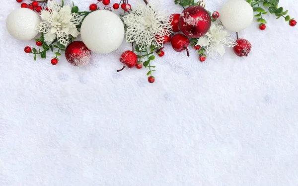 クリスマスの装飾 小枝のフレームクリスマス赤い果実 赤と白のボール テキストのためのスペースと雪の上に白い透かし彫りの花 トップビュー フラットレイアウト — ストック写真
