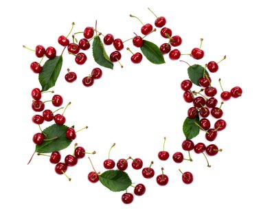 Beyaz zemin üzerinde yaprakları olan kırmızı sulu kiraz çerçevesi metin için boşluk ile