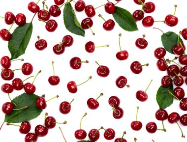 Beyaz arka planda yaprakları olan kırmızı sulu kirazlar. Düz yatış, üst görünüm