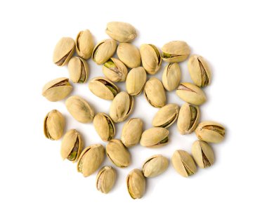 Beyaz arka planda kavrulmuş ve tuzlanmış fıstık.