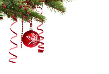 Noel ağacında asılı Noel topu ile beyaz arkaplan üzerine yazı için boşluk