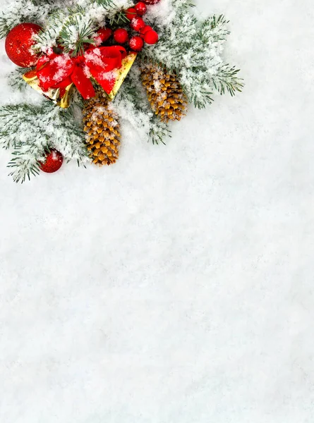 Decoração Natal Ramo Árvore Natal Sinos Natal Bolas Vermelhas Bagas — Fotografia de Stock