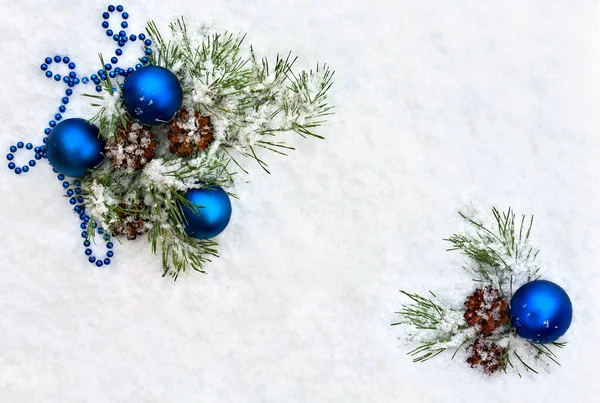 クリスマスの装飾 テキストのためのスペースと雪の上に松の枝クリスマスツリー 青いクリスマスボールとコーン トップビュー フラットレイアウト — ストック写真