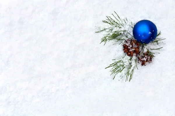 Kerstversiering Tak Kerstboom Blauwe Kerstballen Kegels Dennen Sneeuw Met Ruimte — Stockfoto