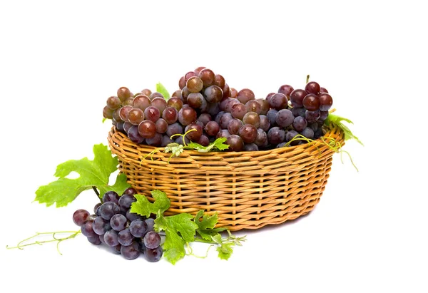 Uvas Frescas Maduras Vitis Vinifera Con Hojas Cesta Sobre Fondo — Foto de Stock