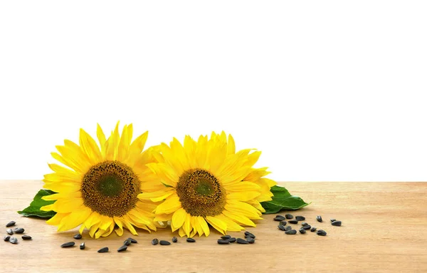 Blumen Und Sonnenblumenkerne Auf Holztisch Auf Weißem Hintergrund Mit Platz — Stockfoto