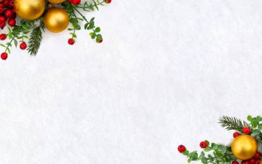 Noel süsü. Ağaç dalları, Noel ağacı, sarı toplar ve karlı kırmızı böğürtlenler. Üst manzara, düz uzanma