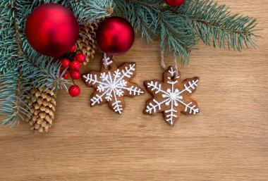 Noel toplarıyla Noel ağacı, zencefilli kurabiye ve ahşap bir arka planda ladin ve yazı için yer var. Üst manzara, düz uzanma