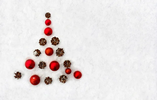 Weihnachtsdekoration Tannenzapfen Und Weihnachtskugeln Form Eines Weihnachtsbaums Auf Schnee Mit — Stockfoto