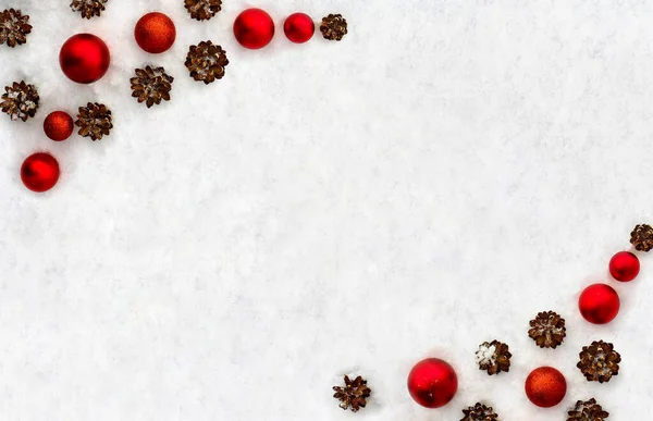 Weihnachtsdekoration Rahmen Aus Tannenzapfen Und Weihnachtskugeln Auf Schnee Mit Platz — Stockfoto