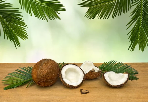 Kokosnoot Cocos Nucifera Met Helft Palmbladeren Houten Tafel Een Achtergrond — Stockfoto