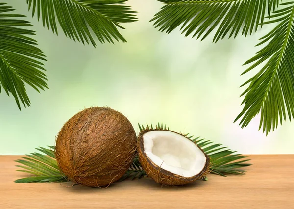 Kokosnoot Cocos Nucifera Met Helft Palmbladeren Houten Tafel Een Achtergrond — Stockfoto