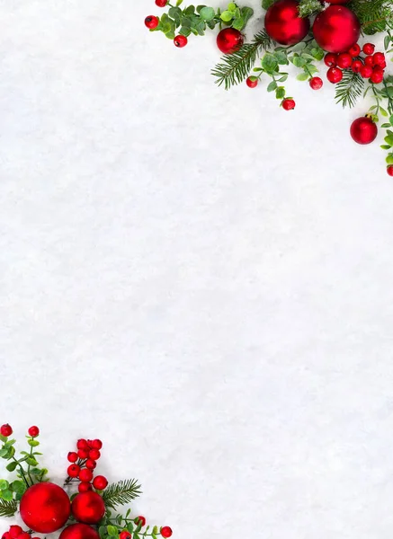 Noel süsü. Ağaç dalları, Noel ağacı, kırmızı toplar ve karlı kırmızı böğürtlenler. Üst manzara, düz uzanma