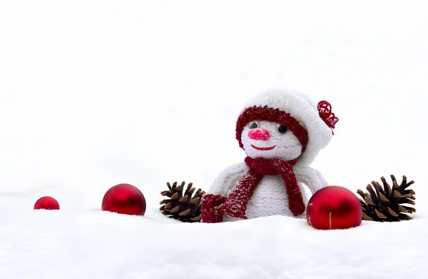 Sneeuwman Gebreid Handgemaakte Dennenappels Kerst Rode Ballen Sneeuw Met Ruimte — Stockfoto