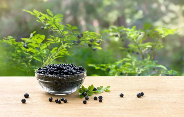 Schüssel Mit Reifen Beeren Wilde Heidelbeeren Auf Holztisch Auf Dem — Stockfoto