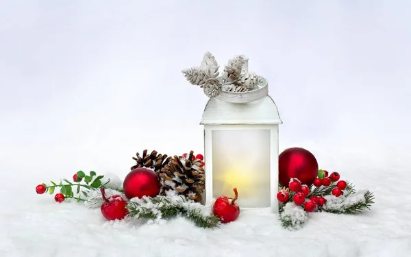 Decoração Natal Lanterna Natal Bolas Vermelhas Cones Maçãs Vermelhas Galhos — Fotografia de Stock