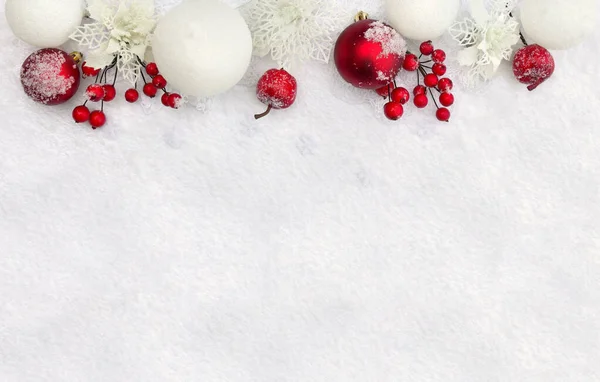 Weihnachtsdekoration Zweige Weihnachtliche Rote Beeren Apfel Rote Und Weiße Kugeln — Stockfoto