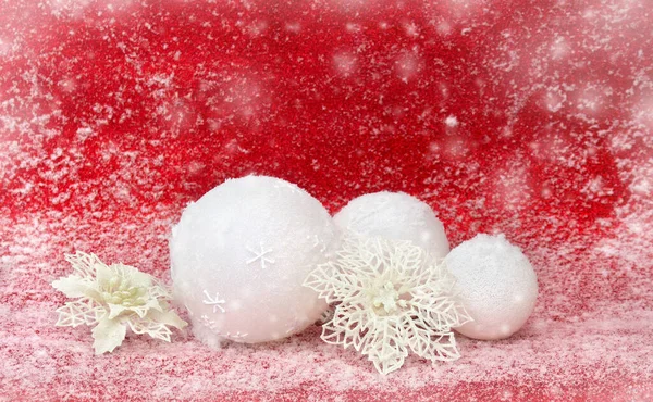 クリスマスの装飾 クリスマスホワイトボール 赤い輝きの背景に白い透かし彫りの花テキストのためのスペースで覆われた雪 — ストック写真
