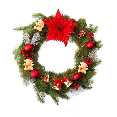 Noel süsü. Kırmızı noktalı çelenk, dallı noel ağacı, top, ayılar, kırmızı böğürtlen beyaz arka planda yazı için boşluk. Düz yatış, üst görünüm
