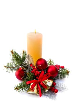 Noel süsü. Mum, dallı Noel ağacı, kırmızı top, altın çanlar, kırmızı böğürtlenler beyaz arkaplan üzerinde yazı için boşluk