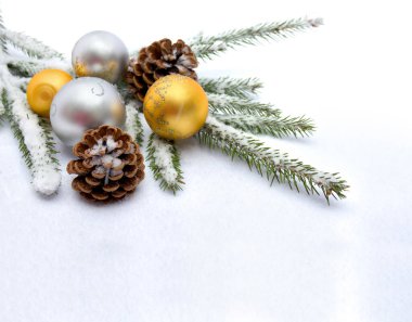 Noel süsü. Noel ağacı, gümüş ve sarı altın toplar, karlı külahlar ve metin için yer.