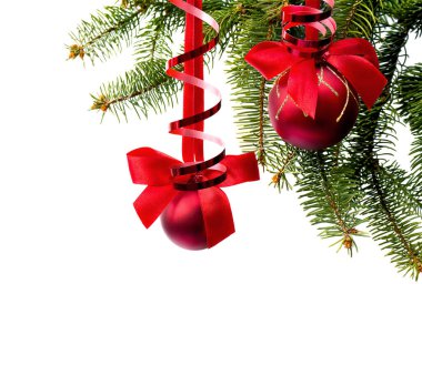 Noel süsü. Kırmızı topları asılı Noel ağacı beyaz zemin üzerinde kırmızı yay ve metin için boşluk