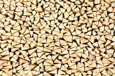 Kuru odun odunları kış için hazır. Tahta kahverengi arka plan. Çam ağacının dokusu 