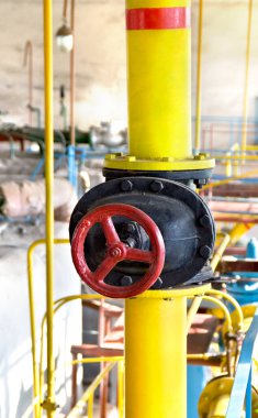 Sarı gaz borusu ve kırmızı valf.