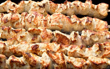 Kömürlerin üzerinde leziz ızgara tavuk eti. 