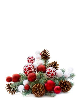 Noel süsü. Kırmızı ve beyaz toplar, beyaz açılımlı kırmızı top, çam kozalağı, Noel ağacı, beyaz zemin üzerinde kar, yazı için boşluk