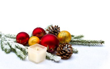 Noel süsü. Noel ağacı, kırmızı ve sarı toplar, kardaki mum ve metin için yer. 