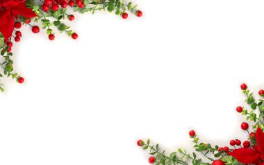 Noel süsü. Kırmızı noktalı çiçek çerçevesi, dallı noel ağacı, beyaz arka planda kırmızı böğürtlenler ve metin için boşluk. Üst manzara, düz uzanma