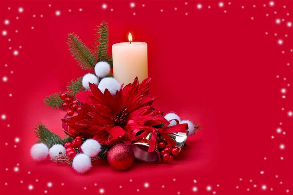 Karácsonyi Dekoráció Virág Piros Poinsettia Karácsonyfa Labda Gyertya Piros Bogyók — Stock Fotó