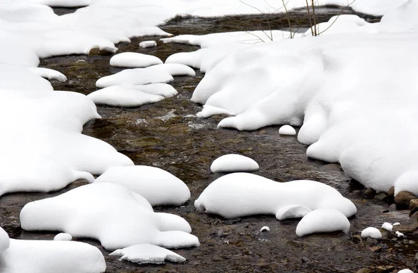 Der Winterbach Verschneiten Wald Fluss Schnee — Stockfoto